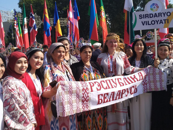 Народный мастер Беларуси Татьяна Волкова представляет ткачество в Узбекистане