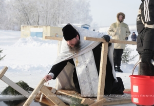 Крестный ход и ледяная купель – как прошло Крещение на городском озере в Копыле