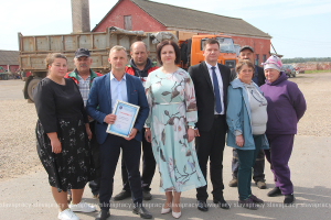 В знак признания заслуг: аграриям Копыльщины вручили сертификаты на бытовую технику