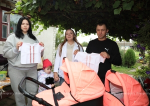 Оберег для двойного счастья: какой подарок вручили родителям новорожденных Яны и Ульяны ко Дню народного единства