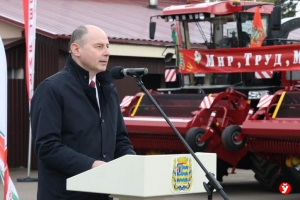 Подарок к 1 Мая: аграрии Копыльщины получили ключи от современной техники