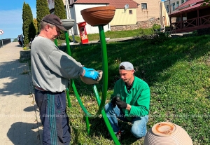Цветочный декор на улицах: ЖКХ Копыля расставляет вазоны для весенних растений