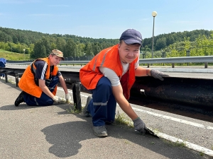 Бойцы студотряда благоустраивают тротуары к дендропарку г. Копыля