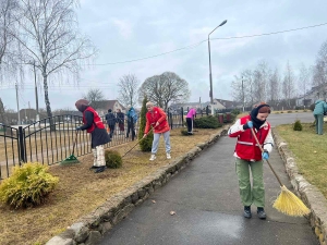 Добрые дела в действии: как волонтеры Красного Креста наводили порядок на территории копыльской школы