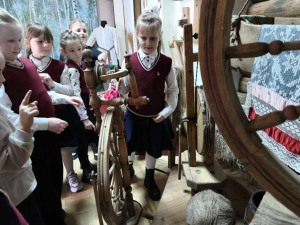 «Кожная пятніца — роднае сваё»: как копыльские дети открывали тайны белорусского льна