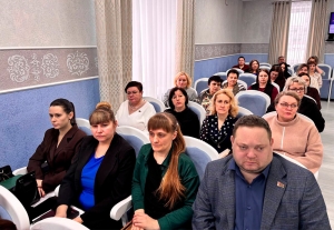 Учеба на практике – в Копыле обсудили новые методы работы с обращениями граждан