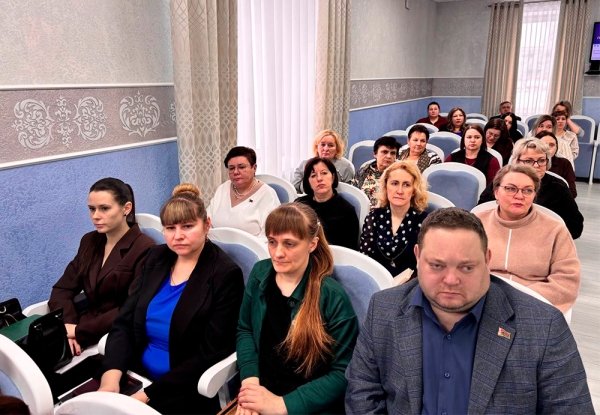 Учеба на практике – в Копыле обсудили новые методы работы с обращениями граждан