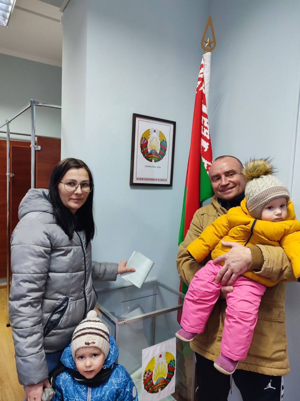 Елена и Михаил Пасюк вместе с детьми посетили Дзержинский участок для голосования № 12