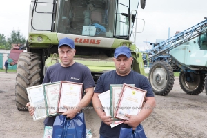Экипаж ОАО «Копыльское» первым в районе взял рубеж в 1000 тонн