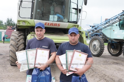 Экипаж ОАО «Копыльское» первым в районе взял рубеж в 1000 тонн
