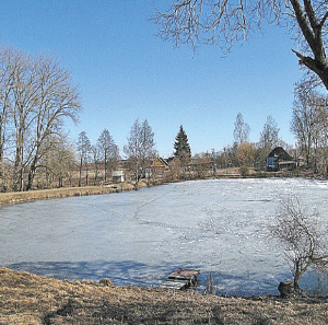 Водоем с дамбой