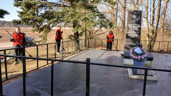 Ученики и учителя Тимковичской СШ привели в порядок памятник пограничникам и солдатам Красной Армии