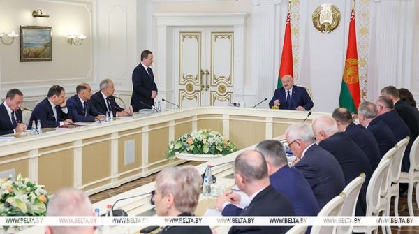 &quot;Никто проехать не может, а они кофе пьют&quot;. Лукашенко поручил навести железный порядок на АЗС