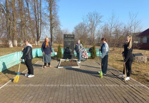 Убирали толокой – узнали подробности весеннего благоустройства в агрогородке Потейки
