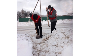 Сугробы уходят – добро остается: юные волонтеры Копыльщины борются с зимней изоляцией