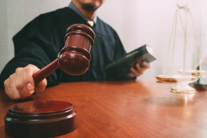 Пригласил в гости, а она обокрала: суд назначил 180 часов работ
