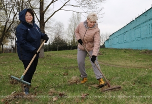 Республиканский субботник: сотрудники Копыльского райисполкома трудятся в ОАО «Тимирязевский»