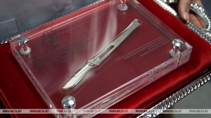 Александру Лукашенко подарили скальпель женщины-хирурга времен Великой Отечественной войны