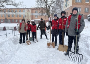 Доброта с метлой и лопатой: чем помогали волонтеры в разгар снежного циклона