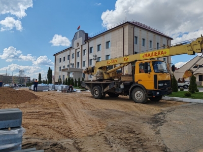 С заботой об облике города – в центре Копыля обновляют тротуарное покрытие