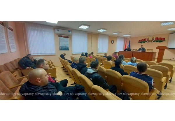 Cотрудники и служащие Копыльского РОВД приняли участие в республиканском субботнике